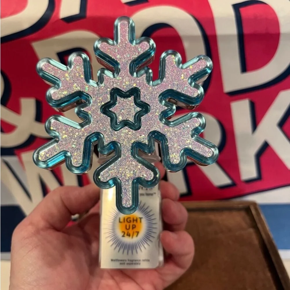 Glow Snowflake Wallflower Plug: Bath & Body Works